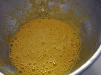&nbsp;ボウルに卵黄、全卵、グラニュー糖、塩を入れ、泡立ちほぐれるようにかき混ぜる（できれば電動のミキサーを使用してください。）