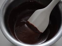 刻んだチョコレートとバターを同じボウルに入れ、湯煎で溶かす。