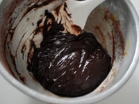1のボウルにふるった薄力粉とココアパウダーを入れ軽く混ぜた後、2の湯煎したチョコレートを入れ混ぜ合わせる。