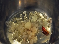 厚底の鍋に刻んだタマネギ、にんにく、タネを取り除いた赤唐辛子、オリーブオイルを入れ中火にかける。