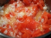 湯煎で湯むきし、タネを取り除いてダイスカットにしたトマトを2に加え少し煮込む。
