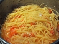 たっぷり目の湯に塩（分量外）をして、アルデンテに茹でたスパゲッティとその時出たゆで汁大さじ2杯を3にいれよくソースに混ぜ合わせる。仕上げにEXVオリーブオイル（分量外）をまわしかけ、皿に盛り、刻んだイタリアンパセリを散らす。