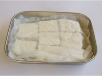 豆腐を半分の大きさ、半分の厚さに切ってから、水切りをします。<br />