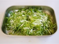 水菜を1ｃｍ程度の長さに切ります。<br />