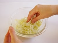 大根を千切りにし、塩ふって混ぜておきます。その間にかにかまを手で細く裂き、甘酢の材料をよく混ぜておきます。<br />