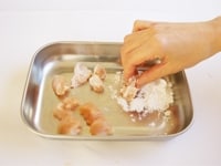 鍋に水と白だしを入れ、火にかけます。その間に鶏ささみの筋をとって、一口大のそぎ切りにし、塩をふってから、片栗粉をまぶしておきます。<br />