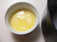 薄力粉は2回ふるう。耐熱容器にバターと牛乳を入れてレンジで加熱し、牛乳がふつふつ煮立ちはじめたら取り出し、器を揺すってバターを溶かす。<br />