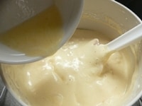 牛乳バターを回し入れてさっくり混ぜる。<br />