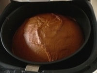 25分ほど焼いたら、バスケットパンを引き出して焼具合を確かめ、色が濃すぎるようであれば、160℃に下げて残りの時間を焼く。<br />