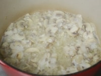 米が透明になってきたら5のスープを一度に加える。煮立ったら弱火にする。