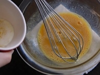 ボウルに卵と牛乳を入れて、泡だて器でよく混ぜ合わせます。<br />
<br />
溶かしバター、きび砂糖の順に加えて、そのつど混ぜ合わせます。<br />