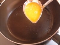 錦糸卵は材料をすべて合わせてからフライパンなどで薄く焼き、冷めてから細切りにしておきます。