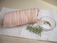 豚ロース肉はタコ糸を使って成形します。塩、砂糖、ブラックペッパーは合わせます。<br />