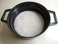 お米は洗い、同量の水に30分ほど浸けておきます。<br />