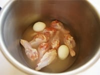 圧力鍋に塩麹をまぶした鶏手羽元とゆで卵、酒と水を入れ、火にかけます。加圧状態になってから5分加熱し、火を止めます。そのまま圧が下がるまで冷ましたら、できあがり。
