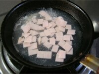 ハムを1ｃｍ程度の正方形に切ります。鍋にハムと水、鶏がらスープの素、塩を加え、火にかけ、煮立ったら、水溶き片栗粉でとろみをつけます。