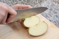 りんごはよく洗って皮をむかずに16等分に切る。種もとる。<br />