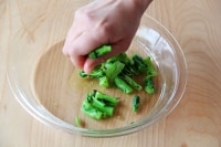 菜の花を４cm長さに切り、醤油小さじ1/2(分量外)をまぶしてしばらく置き、水気をしぼる。