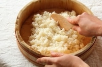 米は洗ってザルにあけ、30分ほどおき、2合の水加減より大さじ１ほど少なめに加減して炊く。ご飯が炊けたら飯台にすし酢を回しかけ、ご飯の粒がつぶれないように切るように混ぜる。<br />
<br />