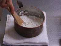 鍋に白玉粉、砂糖、水を入れ、木べらで良く混ぜます。