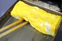 溶き卵に分量の調味料を加えてよく混ぜる。卵焼き用のフライパンに薄くサラダ油を敷き、熱々に温めたところに溶き卵を流し込み卵焼きを作る。焼き上がったら取り出して冷まし、食べやすい大きさのさいの目切りにする。