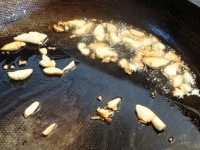 フライパンに油（分量外）とニンニクを入れ火を付け、弱火でニンニクがカリカリになるまで炒める。<br />