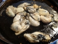 もやしを炒めたフライパンで、そのまま牡蠣と鶏ガラスープ、醤油を加えて、牡蠣に火を通す。<br />