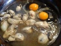 水大さじ２でといた片栗粉を加え、スープにとろみをつけ、卵を割り入れる。<br />