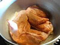スパイスをもみ込んだ鶏肉を加え、醤油、砂糖、黒蜜、塩で味付けする。<br />
