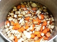 鍋に刻んだ野菜と、（3）のこんにゃくの煮汁を入れ、砂糖と醤油を加え、箸で煎りつけながら煮る。<br />