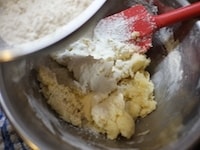 薄力粉をふるいながら、2回に分けて加え、そのつど、ゴムベラで粉っぽさが無くなるまですり混ぜるようにします。