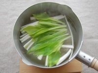 <ol>
    <li>うるいは洗って汚れを落とし、茎と葉に分けておきます。</li>
    <li>たっぷりの熱湯を鍋に沸かし、塩を少々加えます。</li>
    <li>茎から先にゆでます。葉は3～5秒、茎は10～15秒ほどでざるにあけます。</li>
    <li>ゆでたうるいは、平ざるなどに広げてうちわで扇いで冷まします。また、ボウルに氷水を用意してサッと冷やしても◎。</li>
</ol>