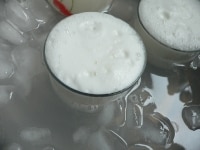 ミルクプリンの器を氷水に入れて冷やしつつ、（2）を注ぎ入れる。プリン液が冷えたら冷蔵庫に入れて、しっかり固める。<br />