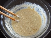 ボウルに卵を割りほぐし、冷水を少しずつ加えて菜箸でよく混ぜ合わせます。そこへ小麦粉を加えて、粉っぽさがなくなるまで静かに混ぜます。<br />
<br />
茶漉しで小麦粉を全体にふりかけてから、天ぷら衣液に具材をサッとくぐらせます。