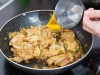 3のフライパンに鶏肉を入れて、色が変わるまで火を通す。<br />
水を注ぎ、ピーマンを加えて水分が1/3程度になるまで軽く煮込む。<br />
<br />