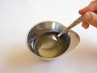 酢に砂糖と塩、こしょうを加え、よく混ぜ合わせ、そのあとサラダ油を少しずつ加えて、混ぜ合わせ、マリネ液を作ります。