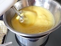 &nbsp;室温に戻しておいた卵にグラニュー糖90gを加え、混ぜ合わせます。ボウルの底に約60℃のお湯をあてて湯煎にし、ハンドミキサーの高速で泡立てます。