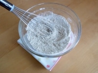 全粒粉、薄力粉、ベーキングパウダー、重曹、塩、きび砂糖をボウルに入れ、よく混ぜておく<br />