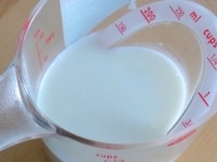 牛乳に白ワインビネガーを加えて軽く混ぜ、そのまま5分ほどおいてバターミルクをつくる。