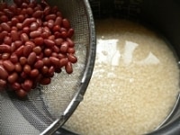 もち米をザルに上げて水を切って内釜に入れ、小豆の水だけを入れる。<br />