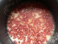 小豆を散らすように入れて、「混ぜないで」炊く。<br />
