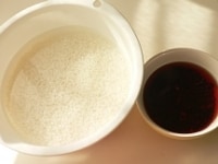 黒小豆は24時間水に浸けておく。もち米は炊く4時間～半日ほど水に浸けておく。<br />