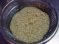 キヌアは、お米を研ぐような要領で、水を替えながら3回ほど洗う。