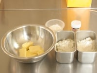材料を計量し、揃えます。<br />
薄力粉を35gずつに分け、一方には桜の葉パウダーを入れ混ぜ、それぞれふるって冷蔵庫で冷やしておきます。<br />
バターは冷蔵庫から出してやらかくしておきます。<br />
<br />