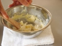 ボウルにバターを入れ、木べらでやわらかくなるまでよく練ります。粉糖を3回に分けて加え、そのつど50回ほど混ぜます。