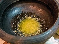 ボウルに粒マスタード、レモン汁、きび砂糖、塩、こしょうを入れてよく混ぜ、オリーブオイルを少しずつ加えて白っぽくなるまでかき混ぜる。