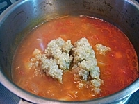 茹でたキヌア（キヌアの茹で方は<a href="http://allabout.co.jp/gm/gc/440929/">コチラ</a>を参照）、アスパラガスを入れ、5分ほど煮る。塩、黒こしょう、きび砂糖で味を調え、器に盛る。