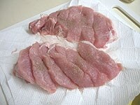 豚肉は、薄くそぎ切りにします。軽く塩とブラックペッパー、オリーブオイル（大さじ1の中から少量）を振り、5分ほどおきます。