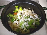 3の鍋で野菜類を炒め、小麦粉も加え炒めます。