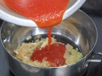 3に1のトマトペーストを加え、火にかけて軽く煮込む。